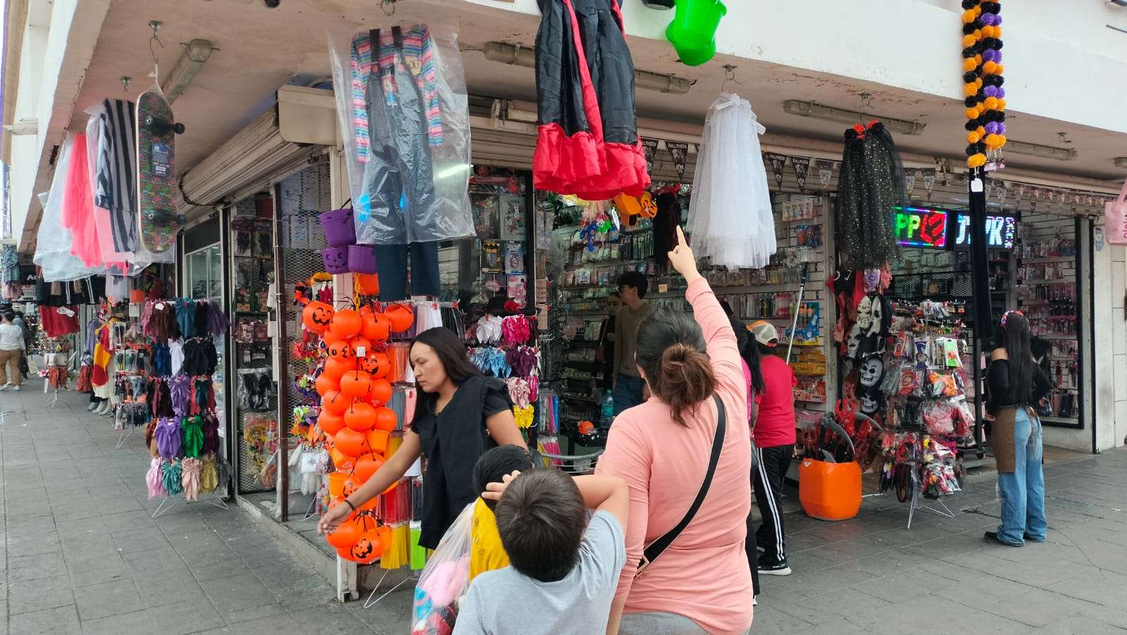 Ofrecen locales variedad en disfraces de todos los bolsillos
