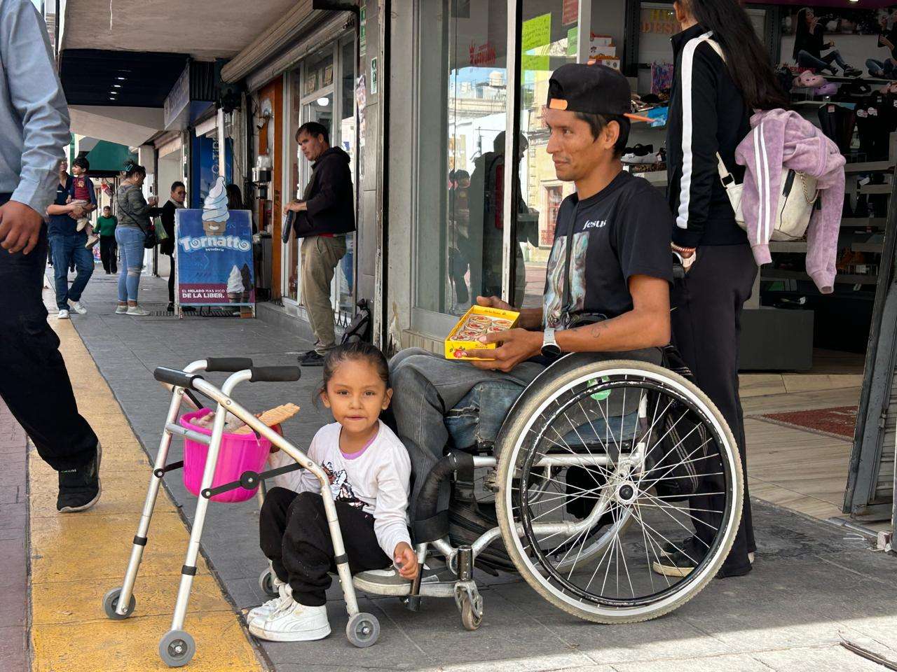 Buscan apoyo para padre e hija con discapacidad