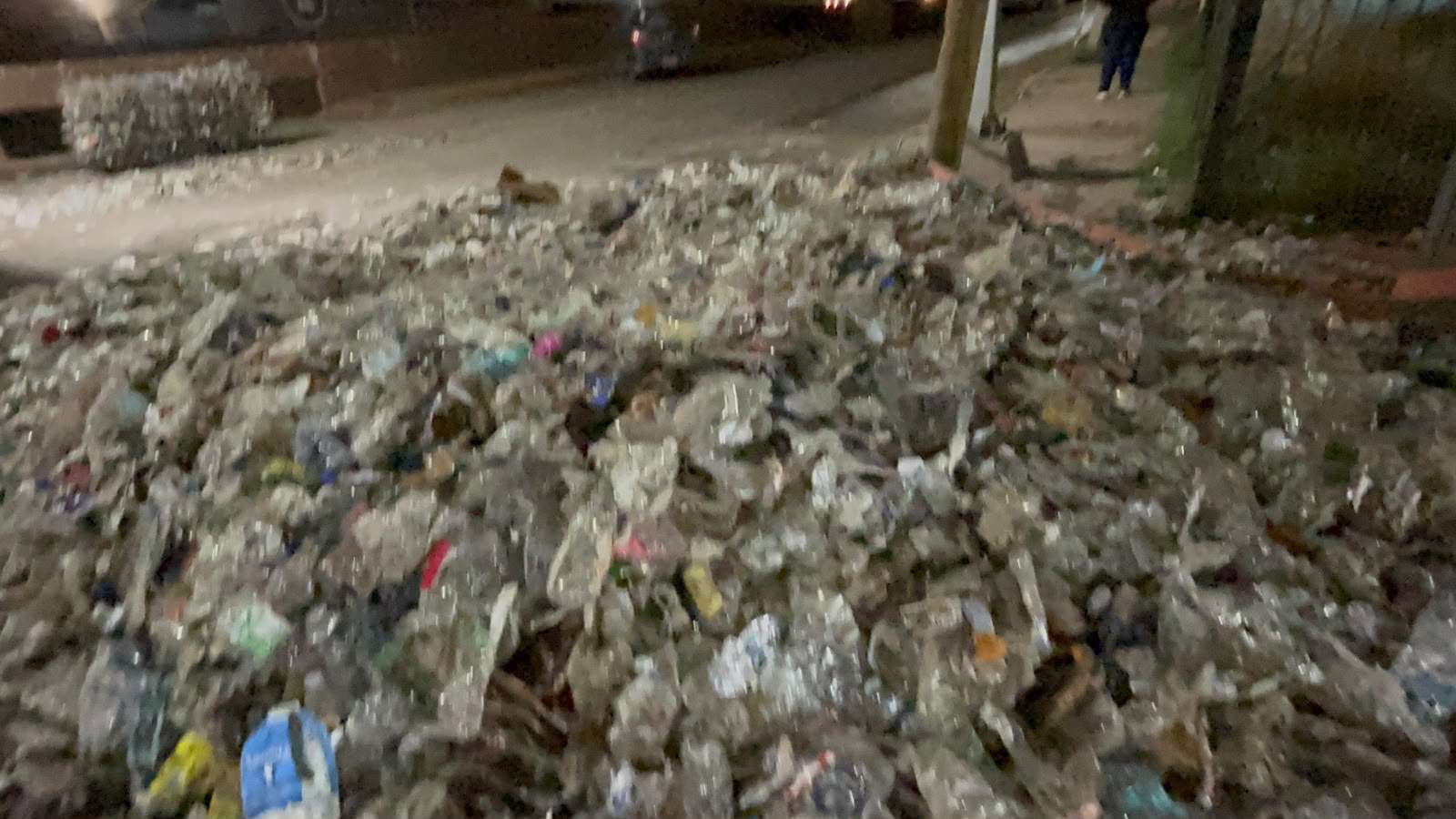Tira carga tráiler y se da la fuga y genera caos