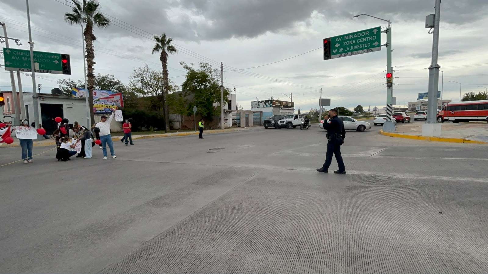 Bloquean trabajadores del Imss cantera y avenida San Felipe