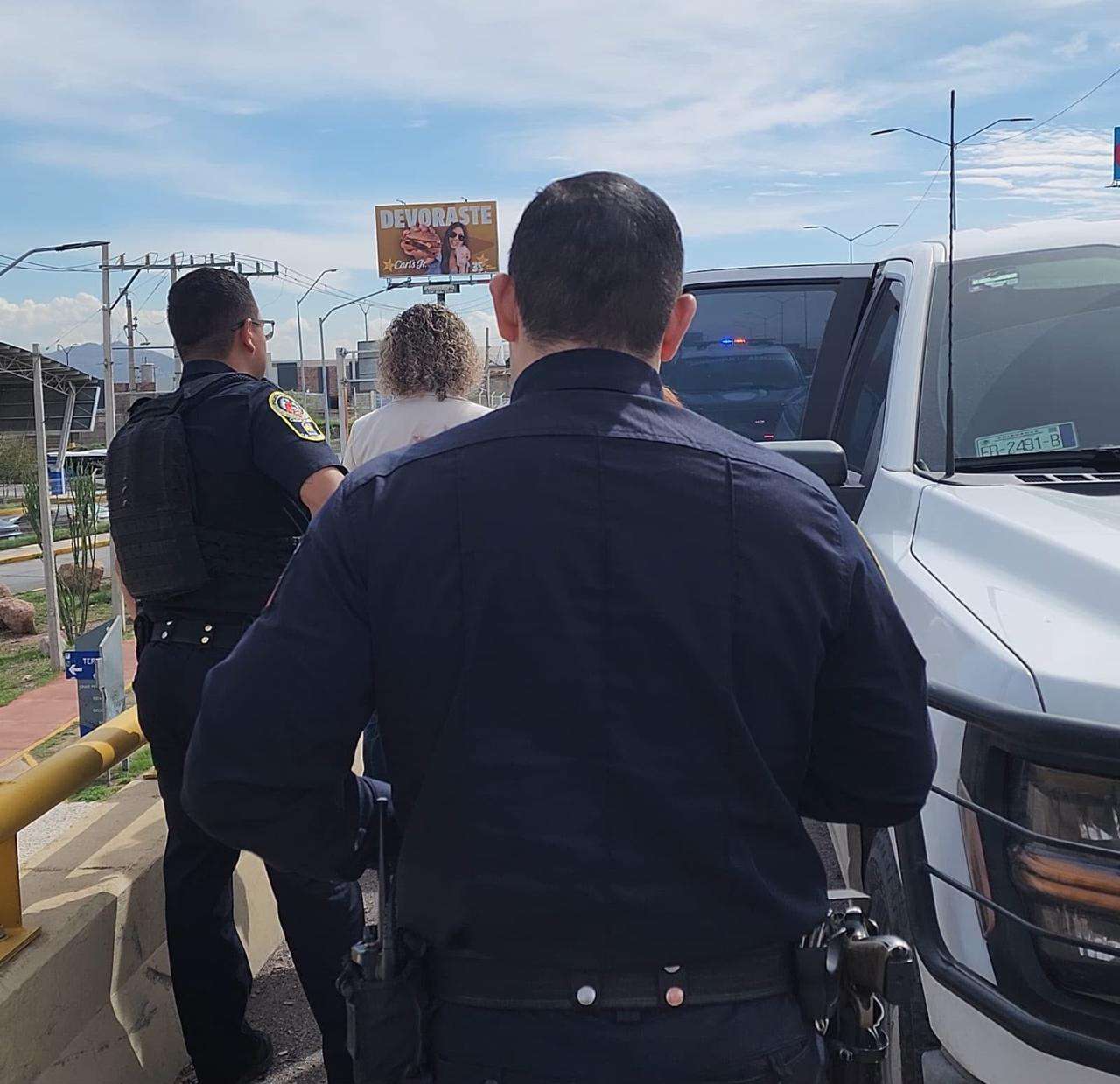 Auxilian policías municipales a mujer en crisis