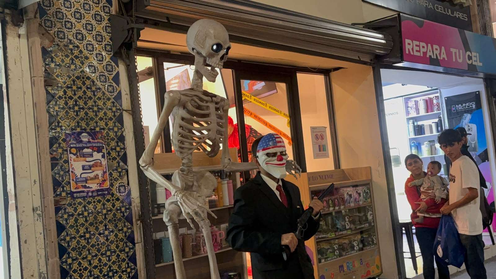Lucen negocios del centro mercancía de Halloween
