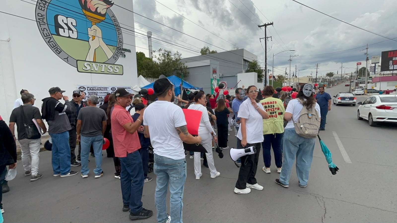 Bloquean sindicatos unidos dos carriles de la Independencia 