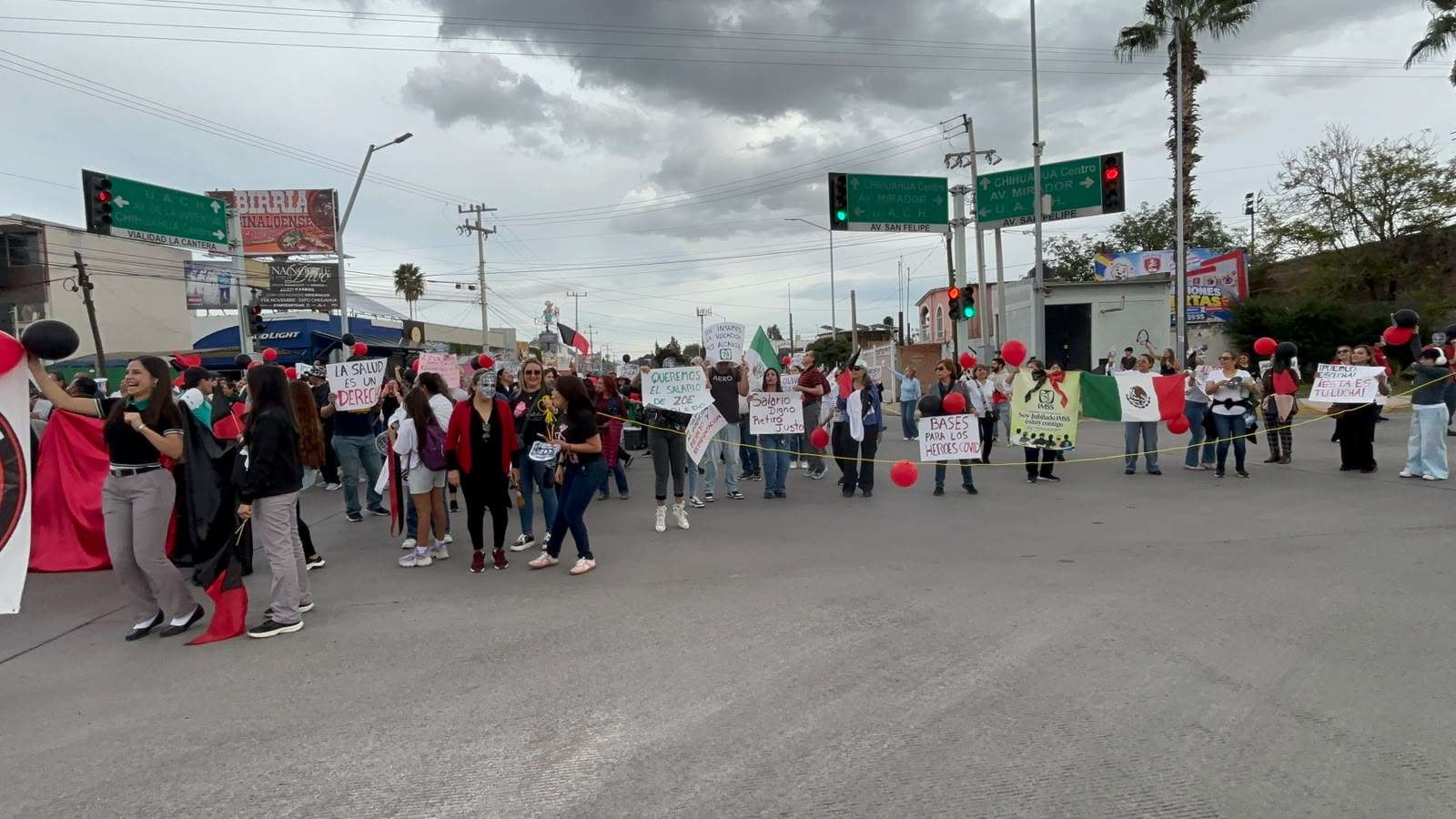 Bloquean trabajadores del Imss cantera y avenida San Felipe