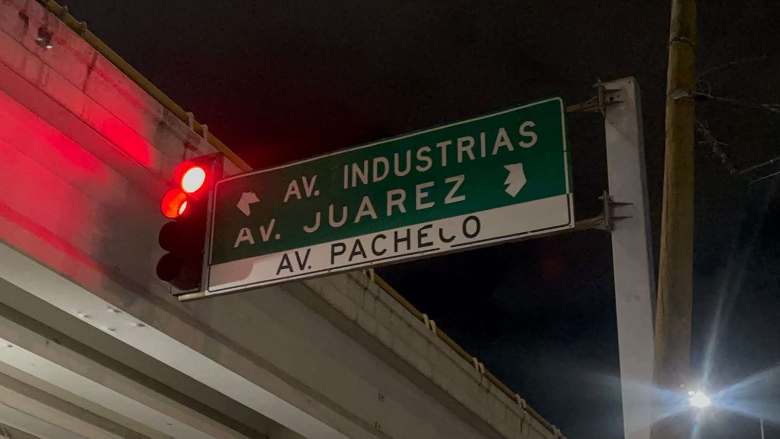 Tira carga tráiler y se da la fuga y genera caos