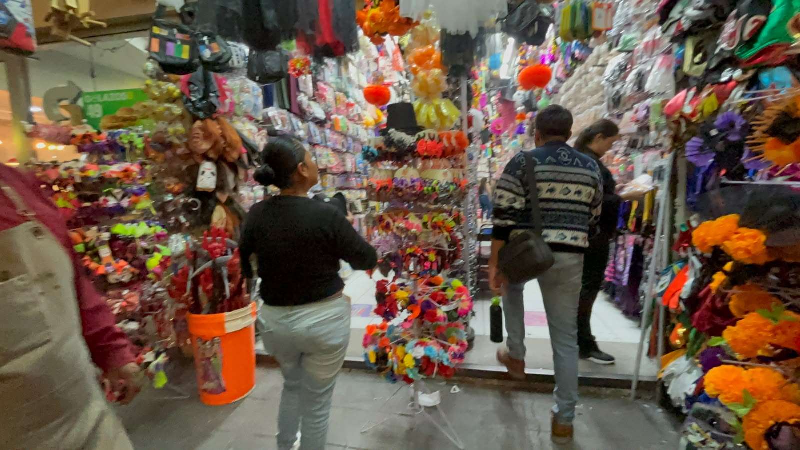 Lucen negocios del centro mercancía de Halloween