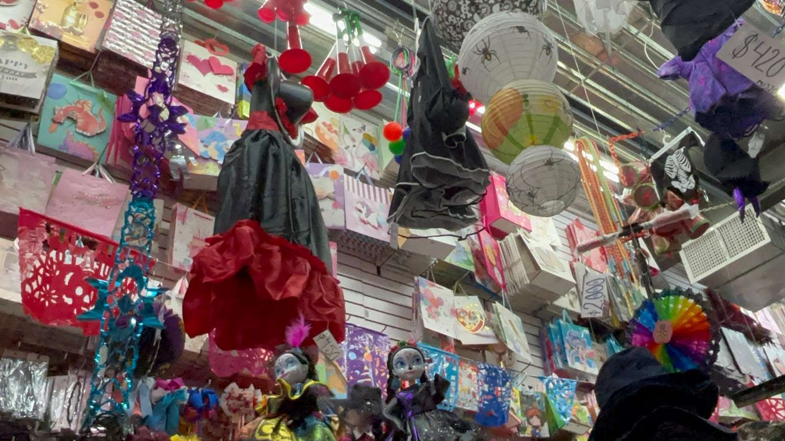 Lucen negocios del centro mercancía de Halloween