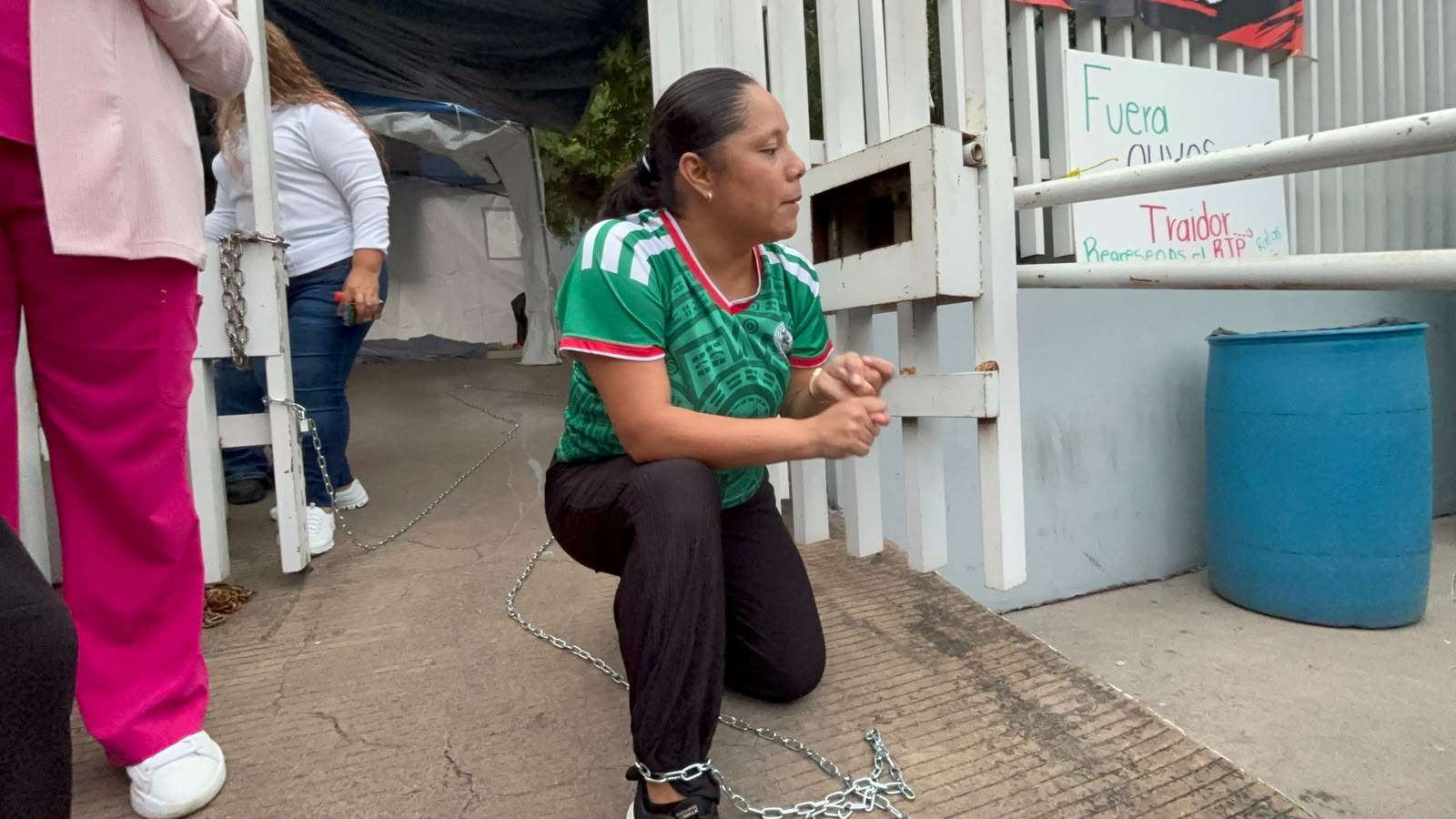 Se encadena en las instalaciones del sindicato del Imss