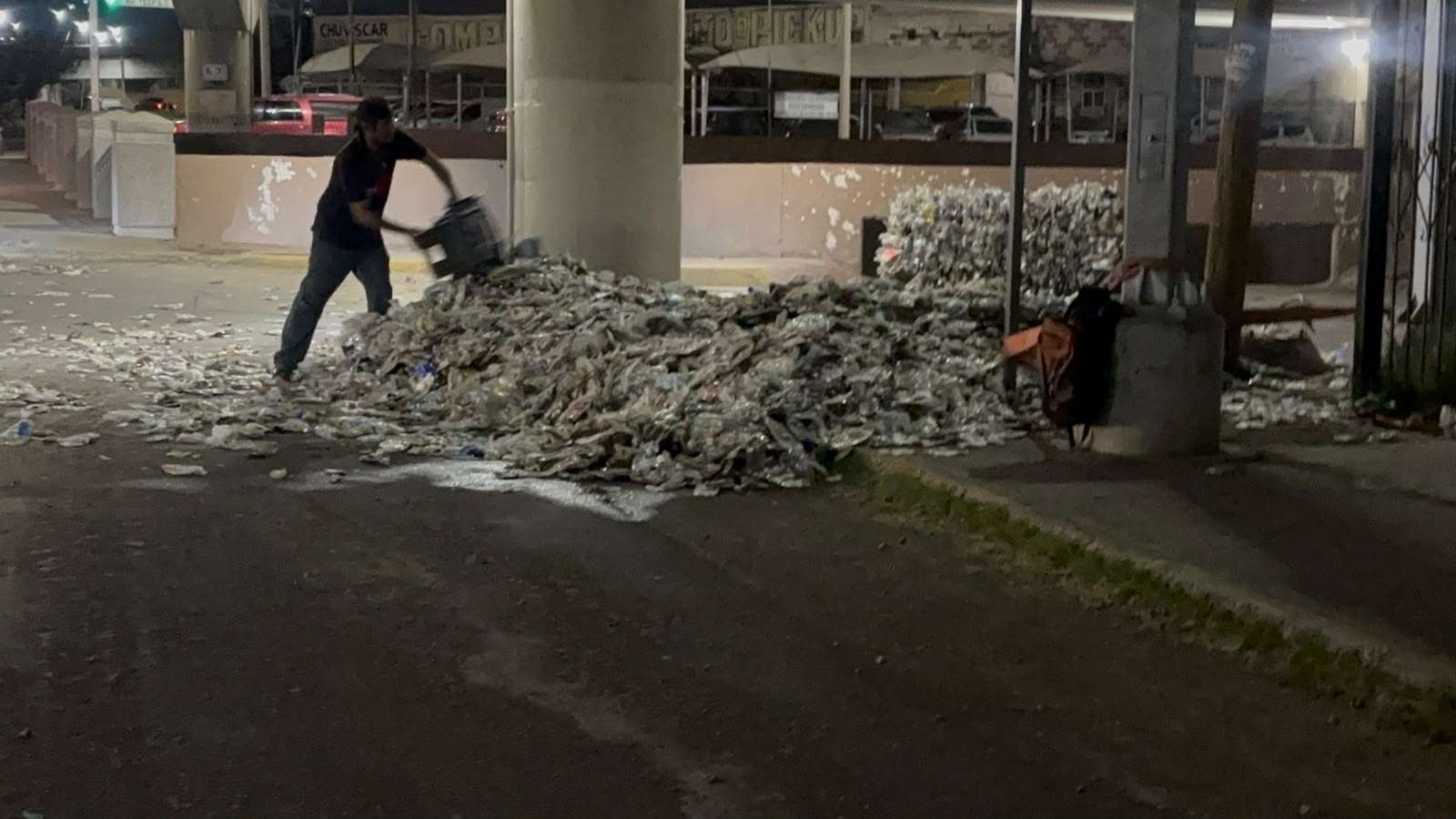 Tira carga tráiler y se da la fuga y genera caos