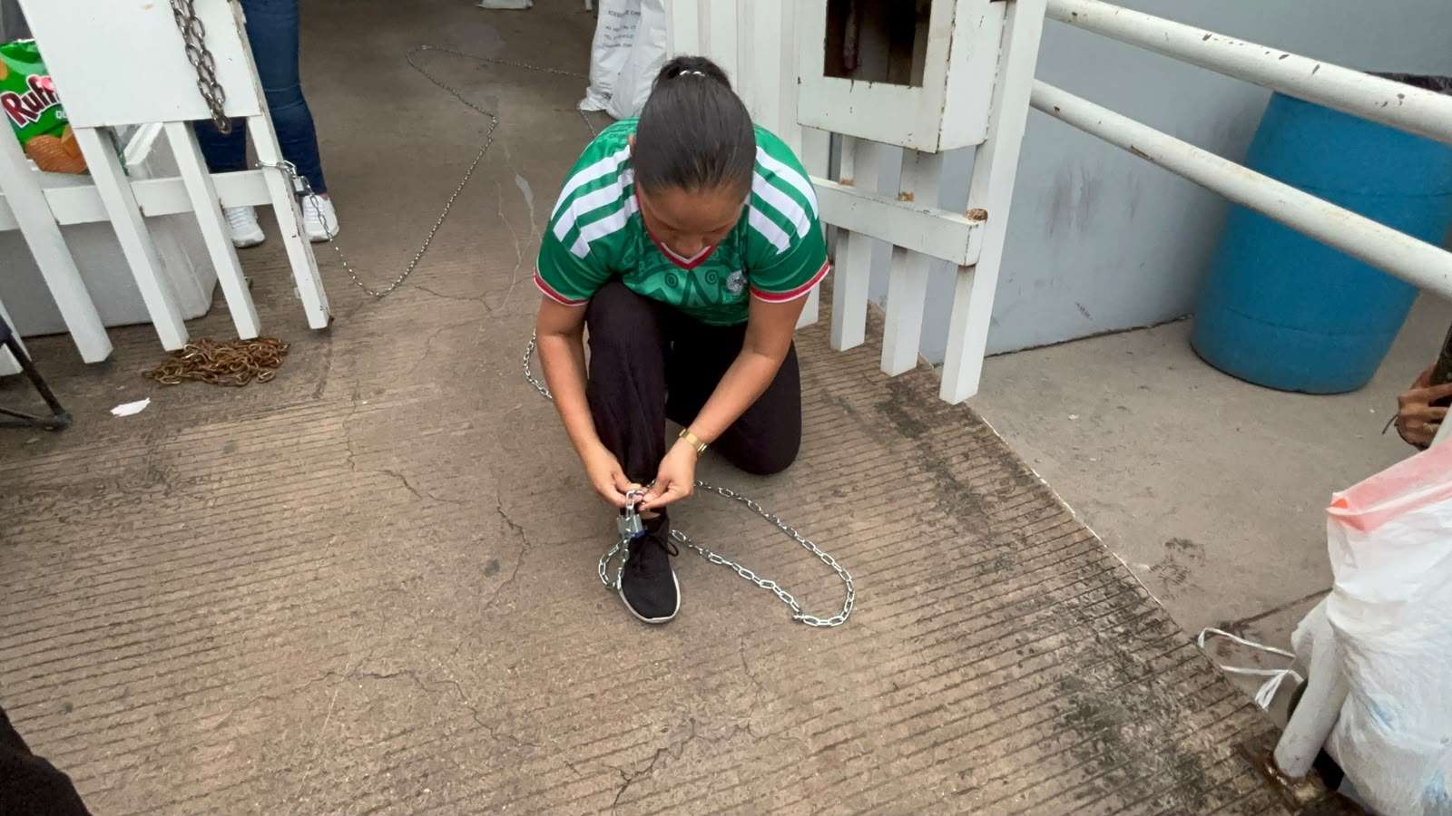 Se encadena en las instalaciones del sindicato del Imss