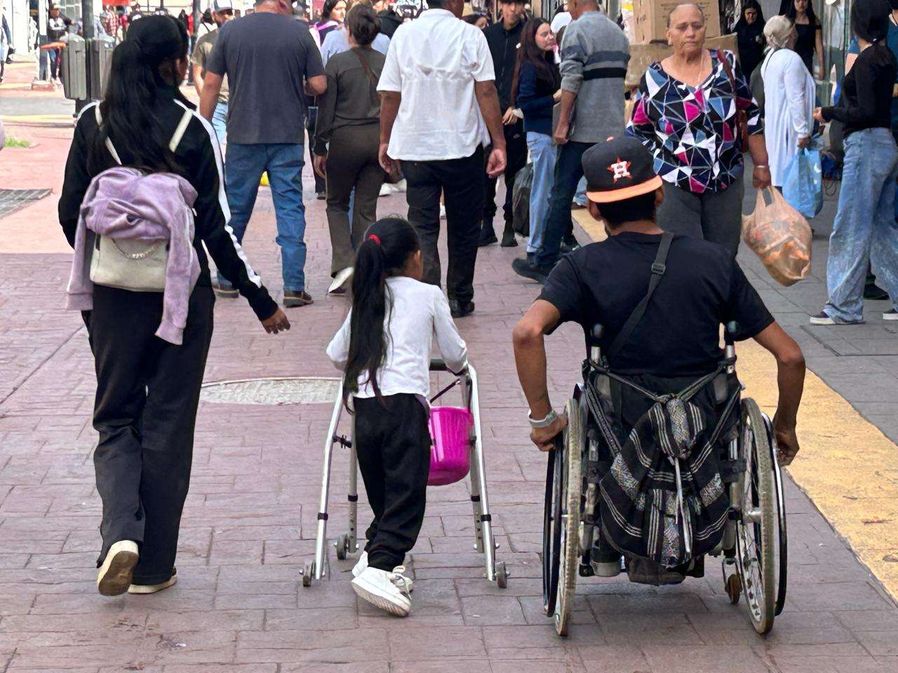 Buscan apoyo para padre e hija con discapacidad