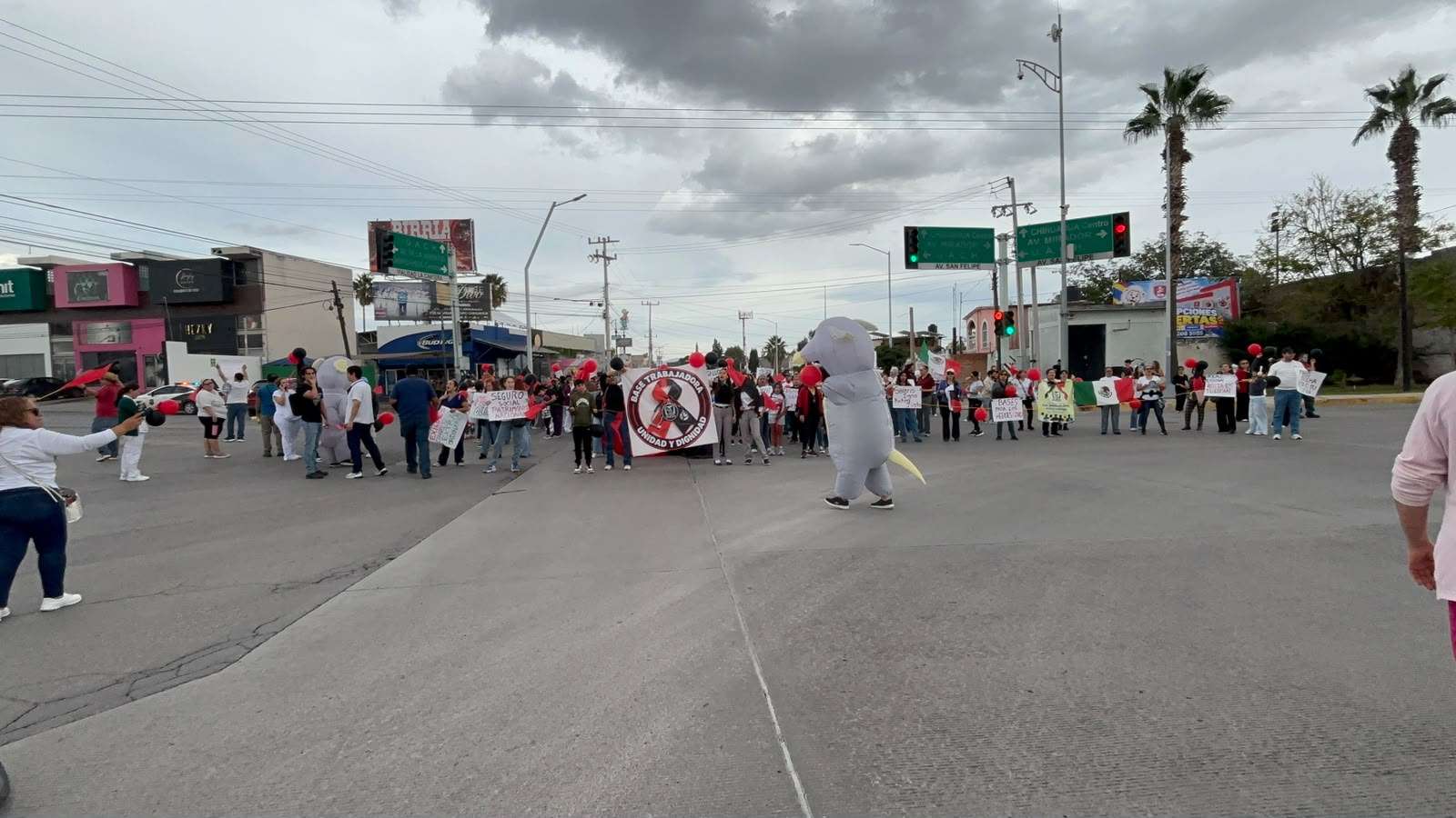 Bloquean trabajadores del Imss cantera y avenida San Felipe