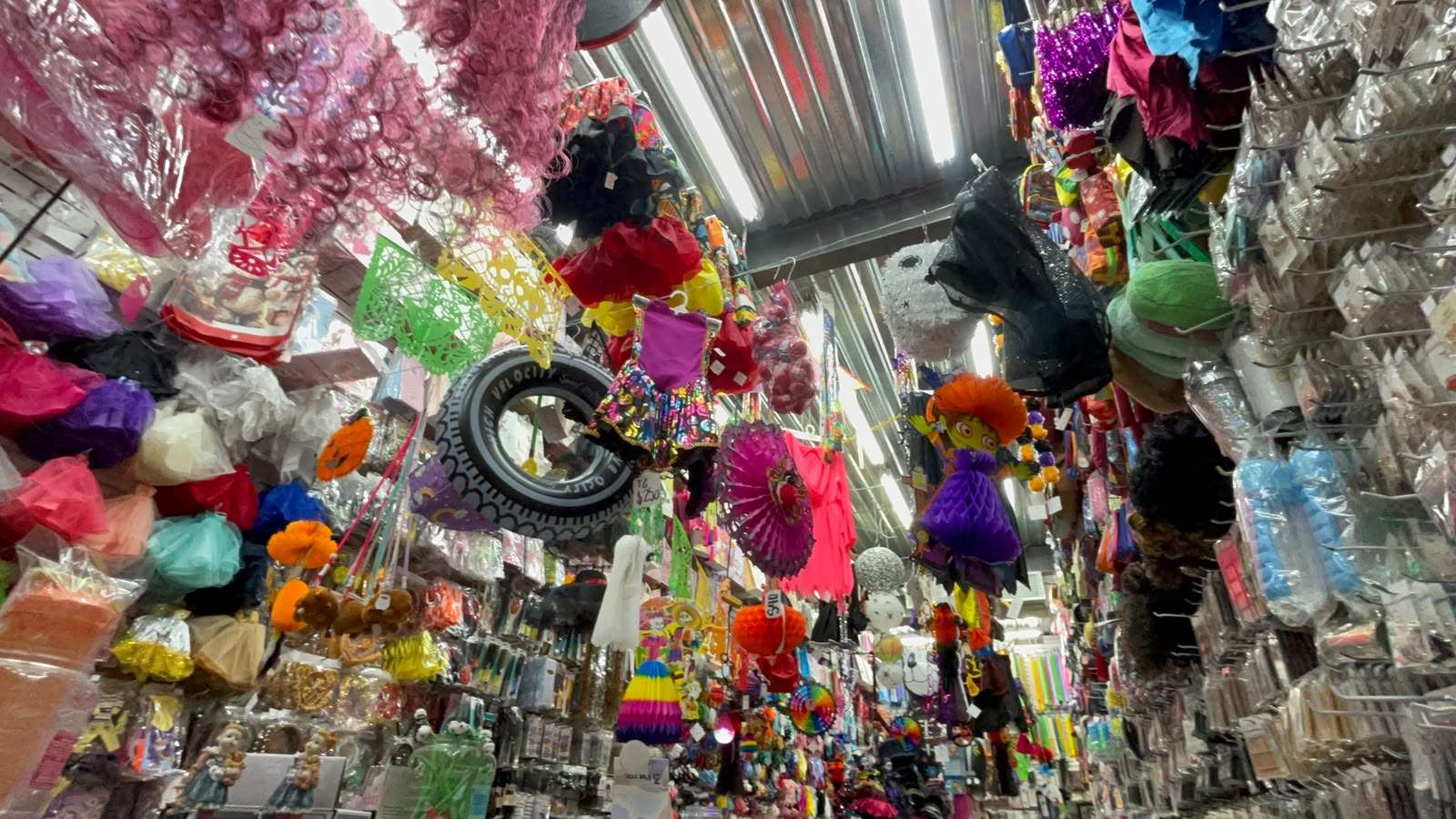 Lucen negocios del centro mercancía de Halloween