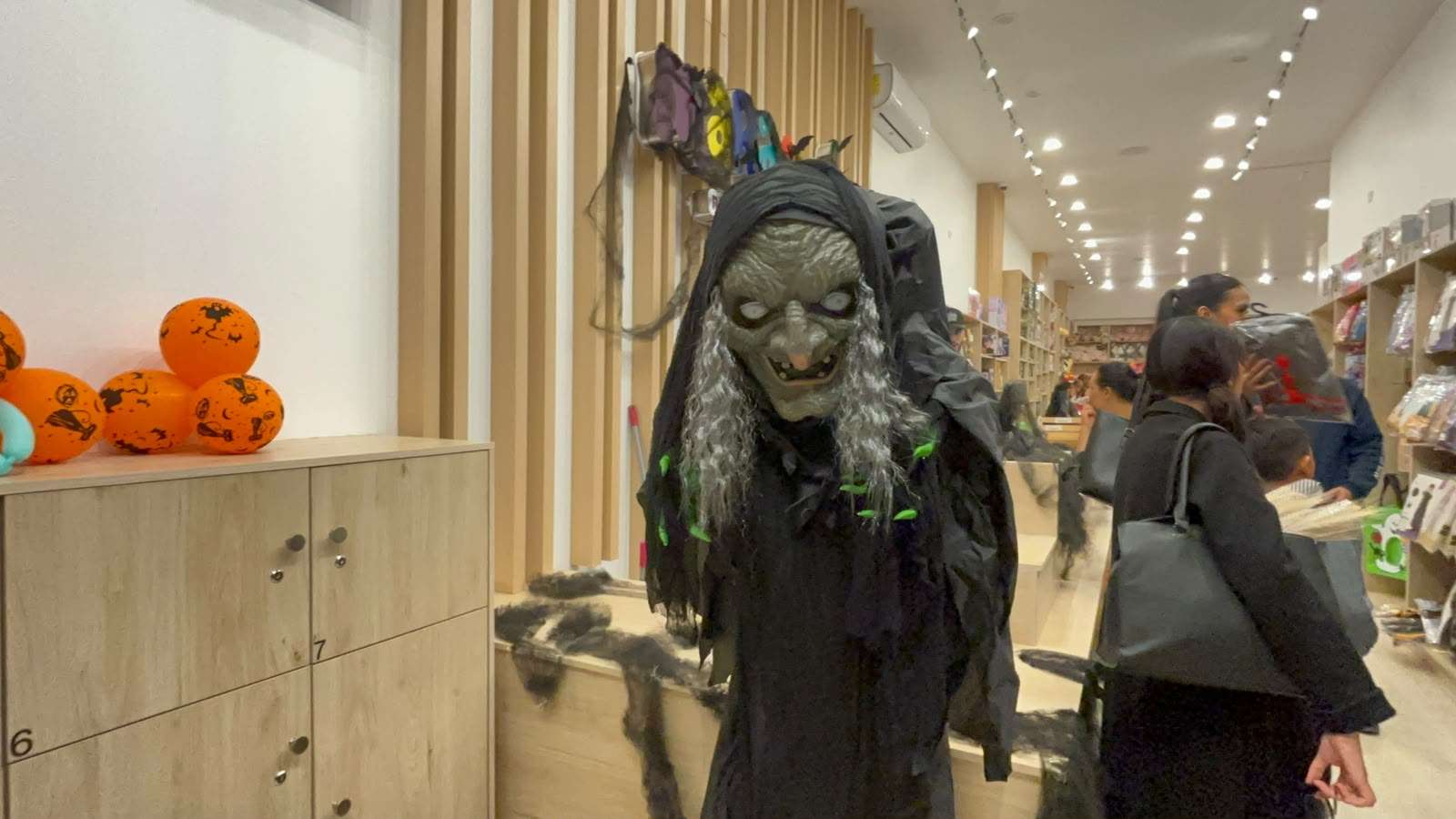Lucen negocios del centro mercancía de Halloween