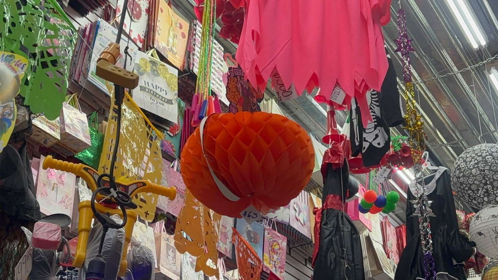 Lucen negocios del centro mercancía de Halloween