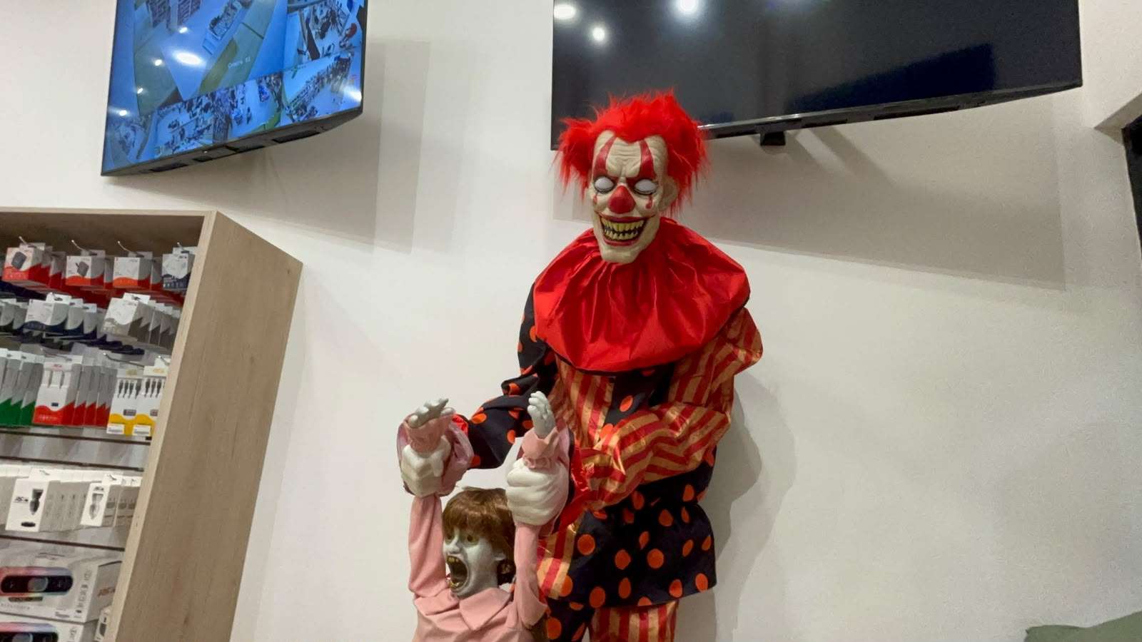 Lucen negocios del centro mercancía de Halloween