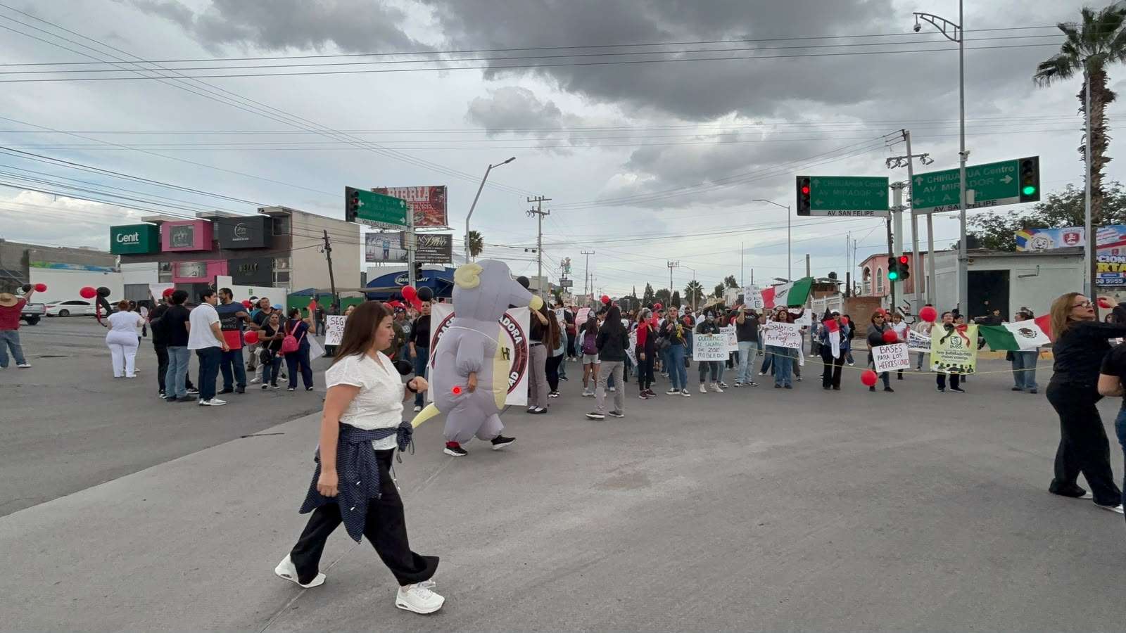 Bloquean trabajadores del Imss cantera y avenida San Felipe