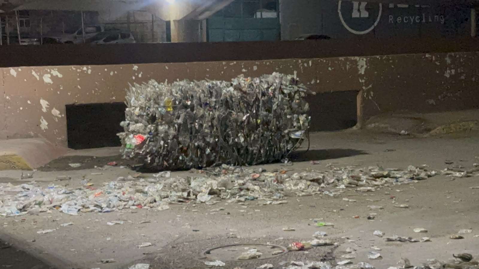 Tira carga tráiler y se da la fuga y genera caos