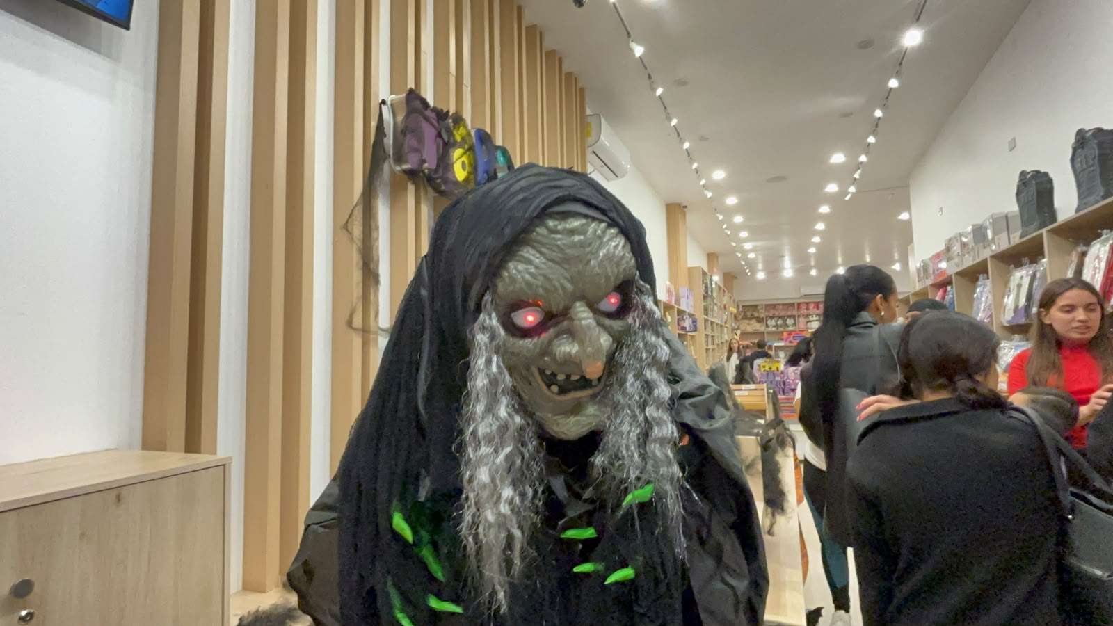 Lucen negocios del centro mercancía de Halloween