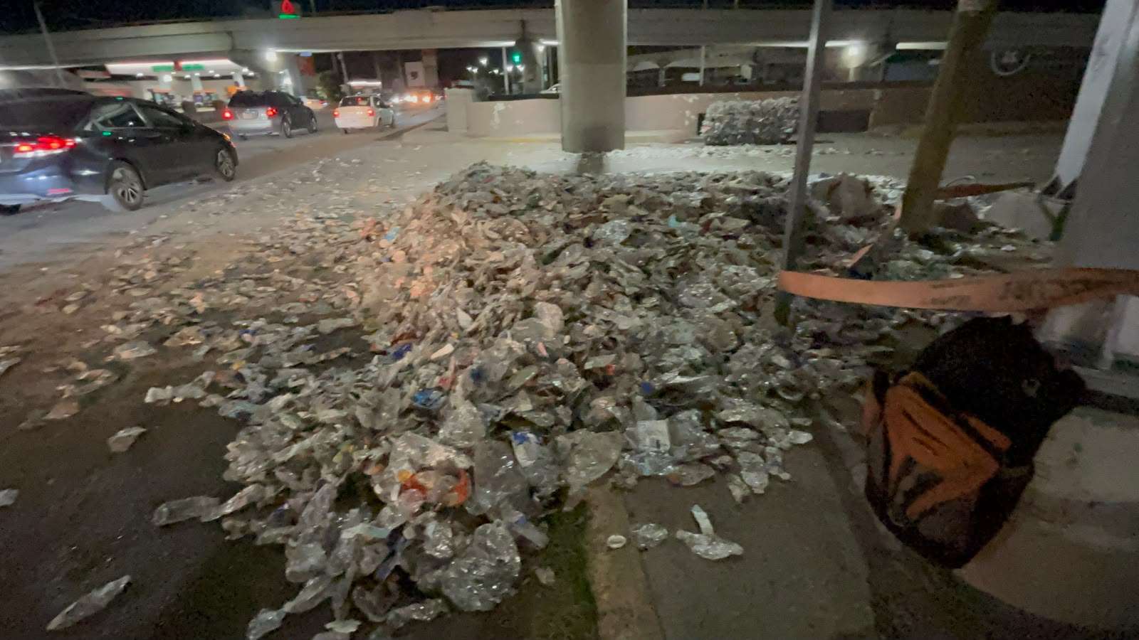 Tira carga tráiler y se da la fuga y genera caos