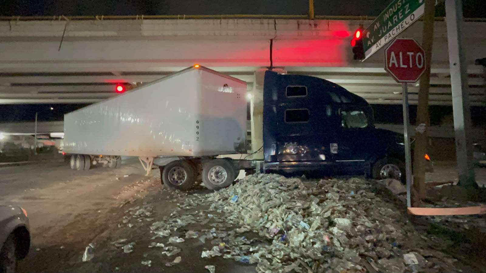 Tira carga tráiler y se da la fuga y genera caos