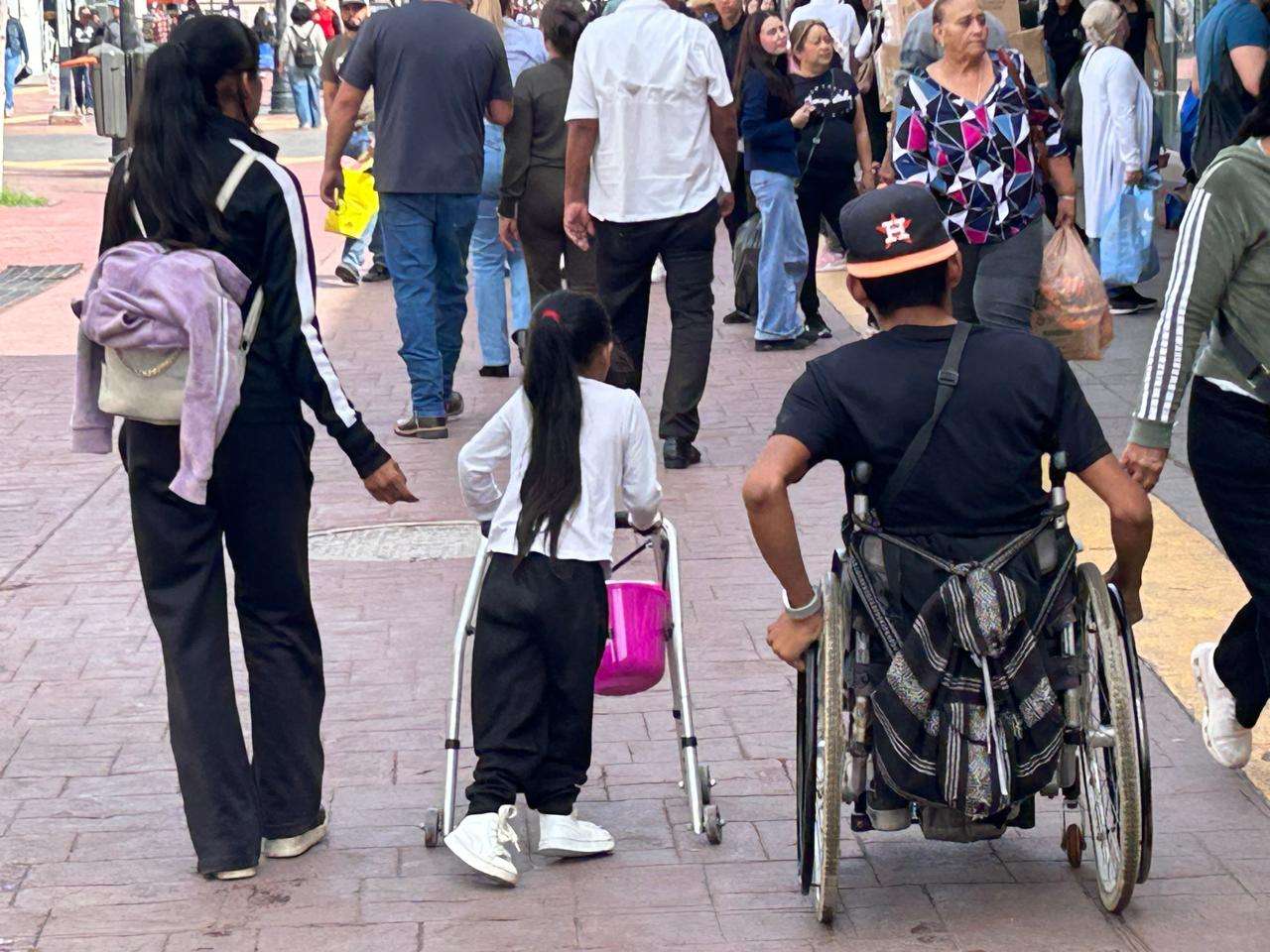 Buscan apoyo para padre e hija con discapacidad