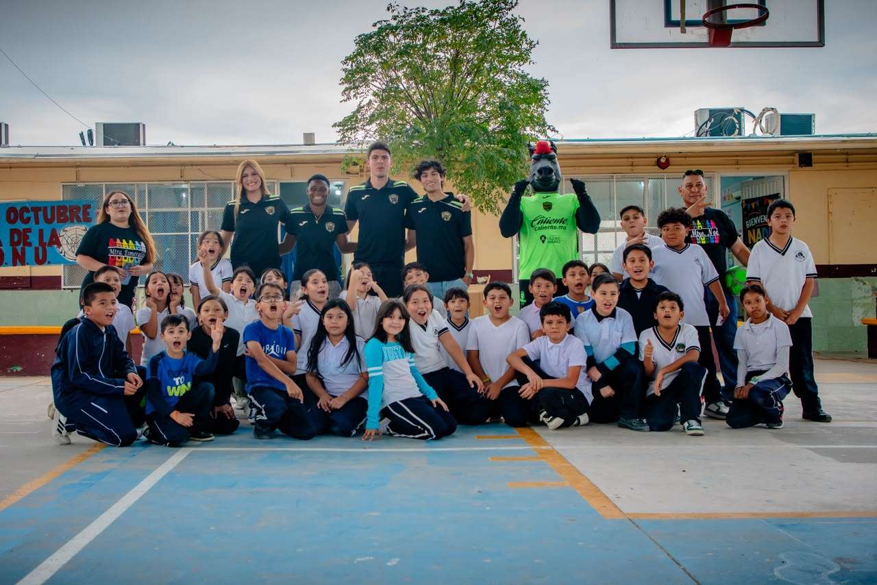 Llevan Bravos deporte y convivencia a niñas y niños de primaria 