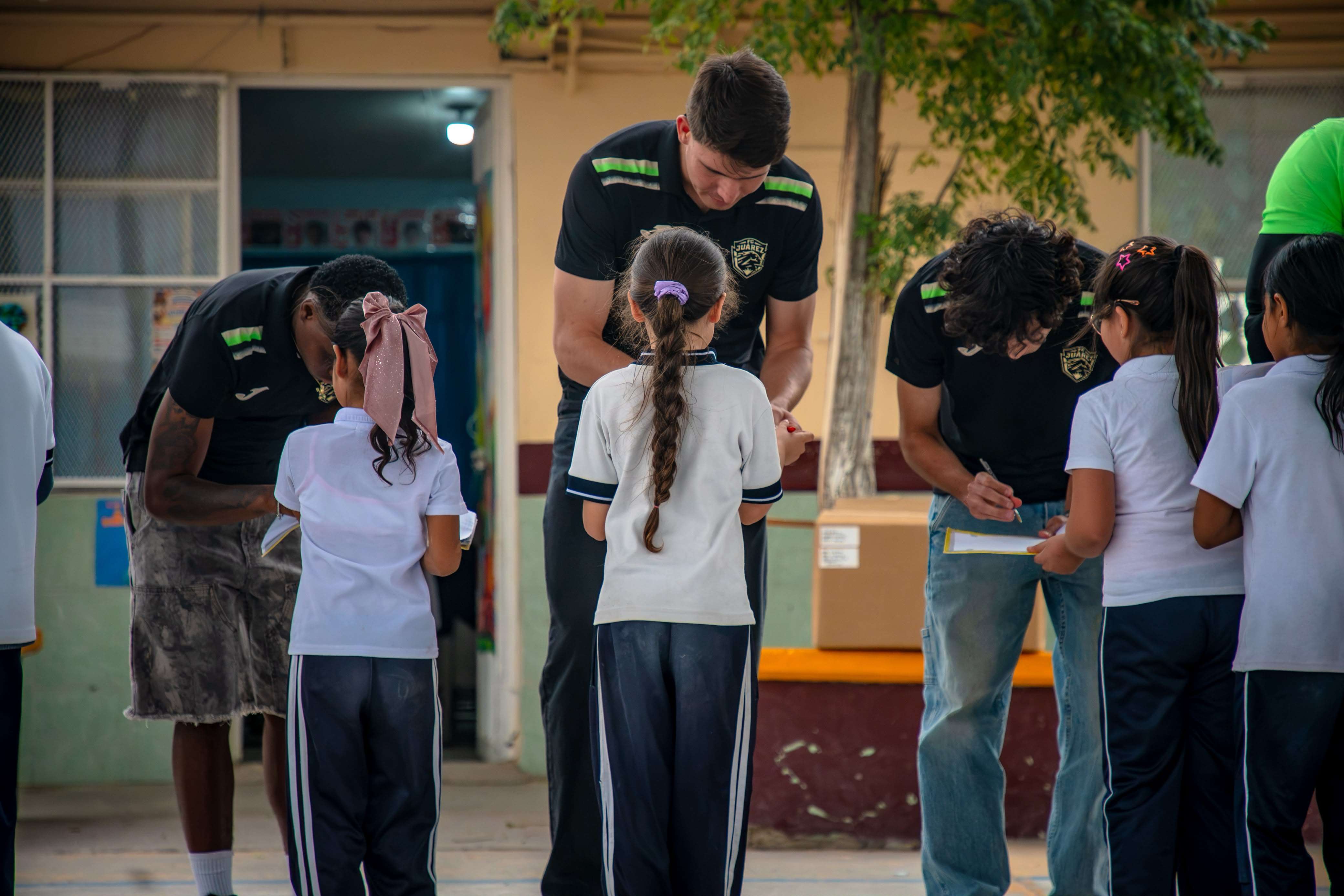 Llevan Bravos deporte y convivencia a niñas y niños de primaria 