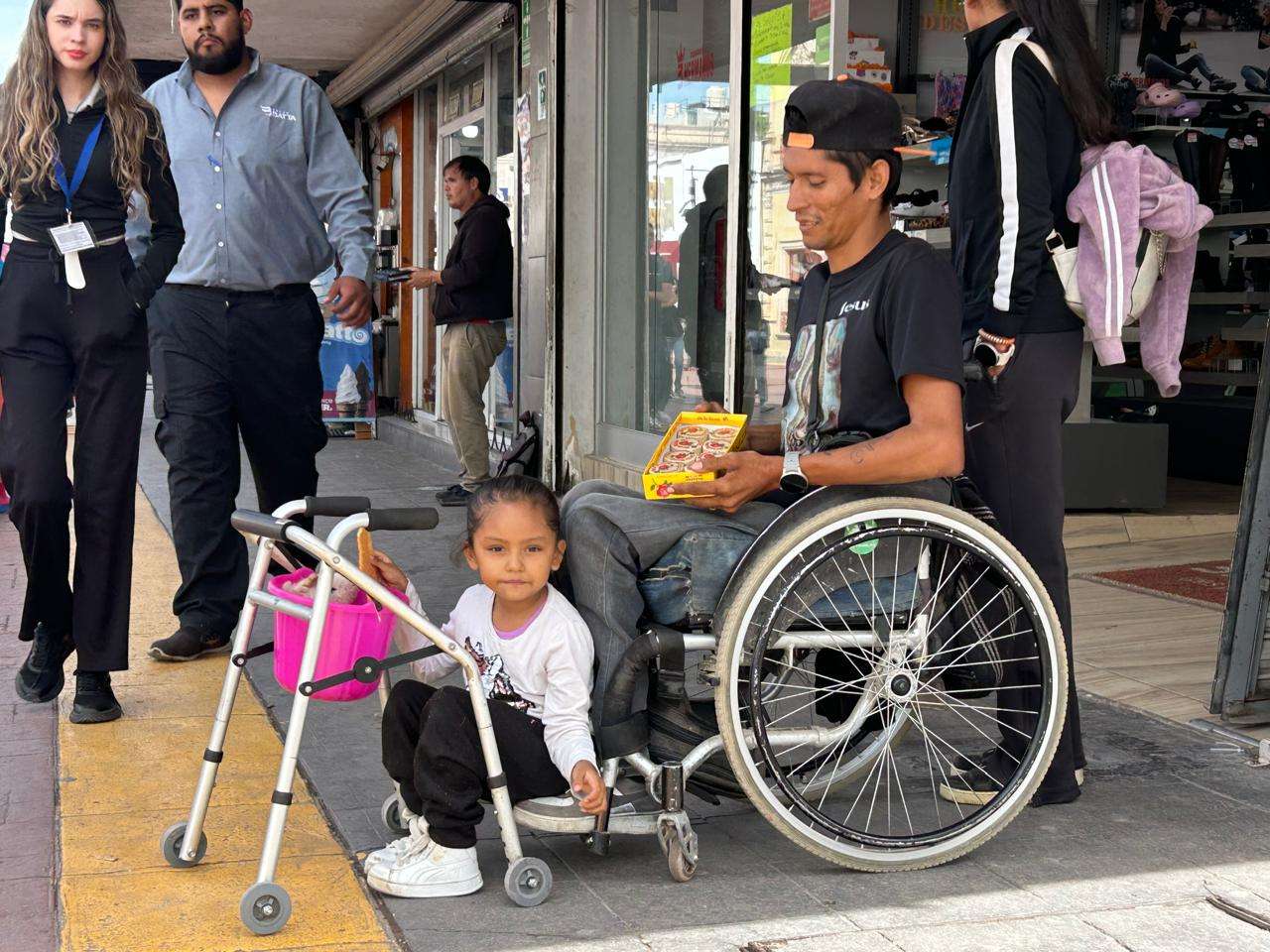 Buscan apoyo para padre e hija con discapacidad
