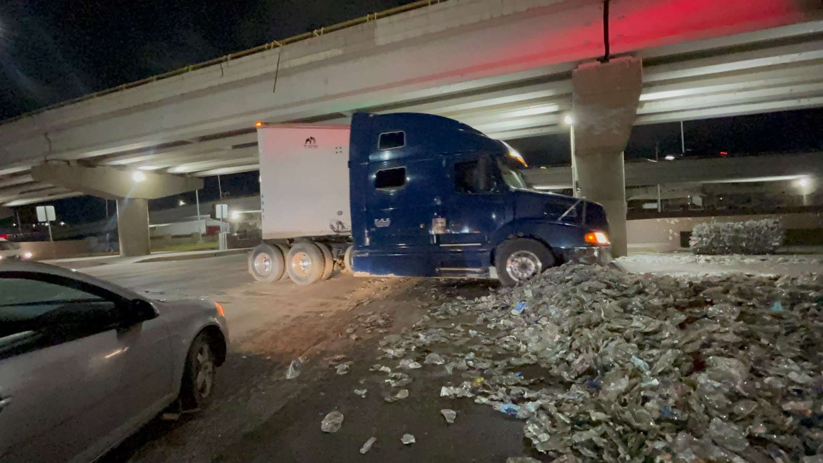 Tira carga tráiler y se da la fuga y genera caos