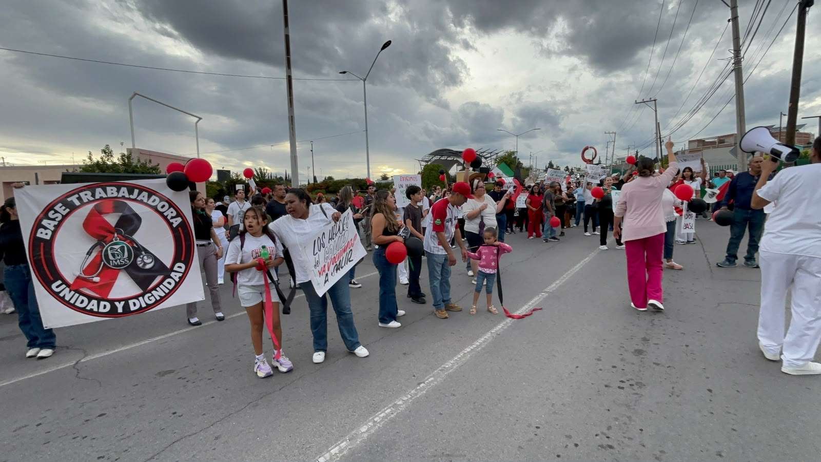 Detienen su marcha trabajadores frente a la clínica 33