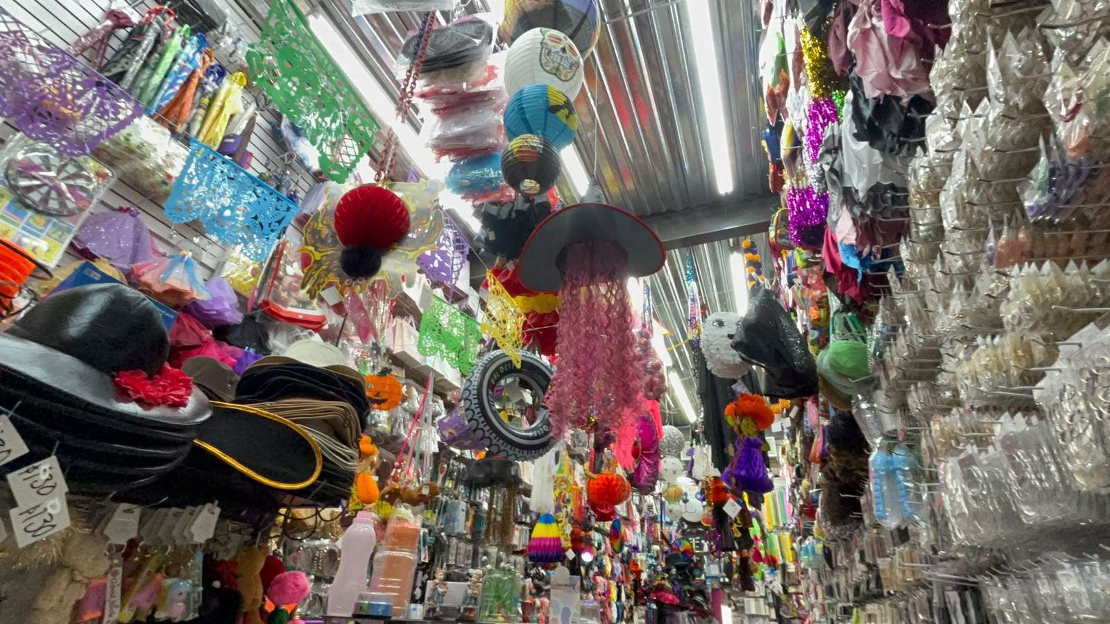Lucen negocios del centro mercancía de Halloween