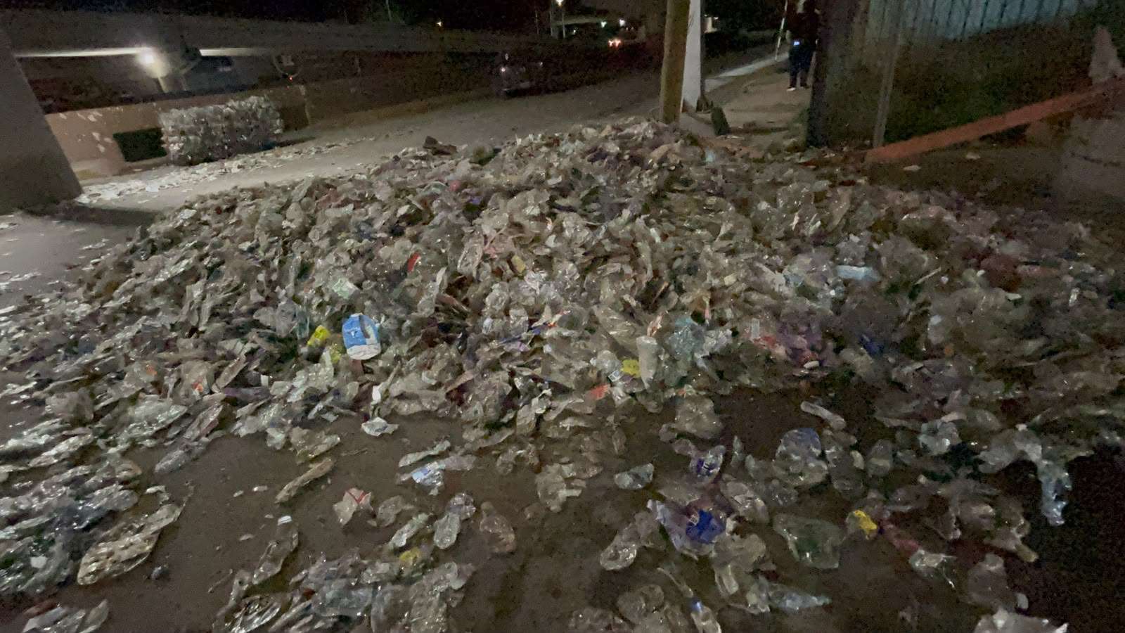 Tira carga tráiler y se da la fuga y genera caos