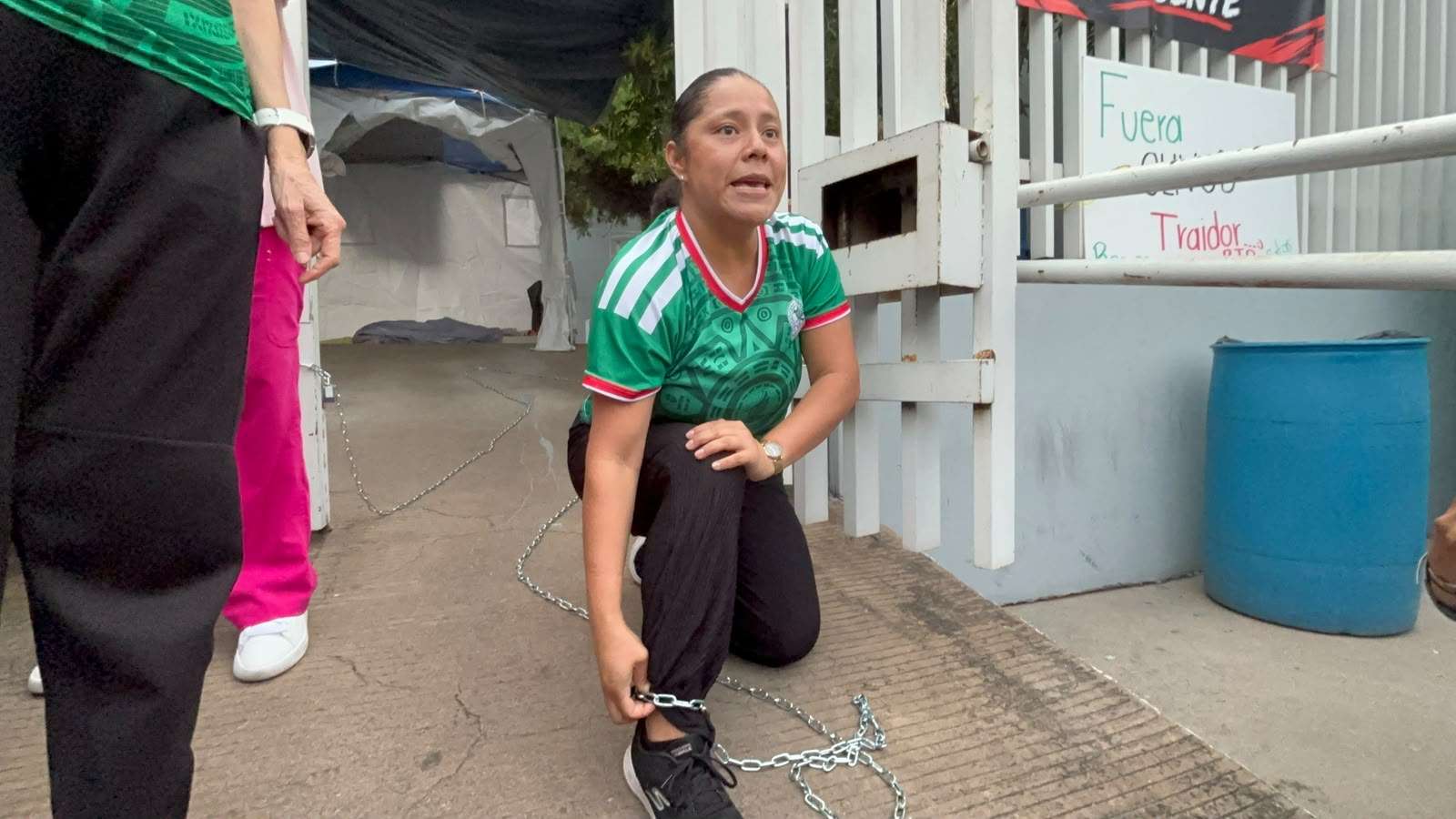 Se encadena en las instalaciones del sindicato del Imss