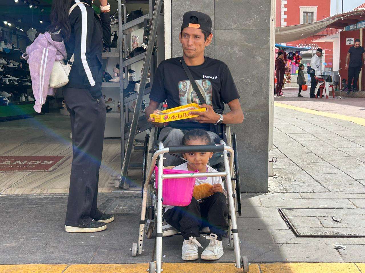 Buscan apoyo para padre e hija con discapacidad
