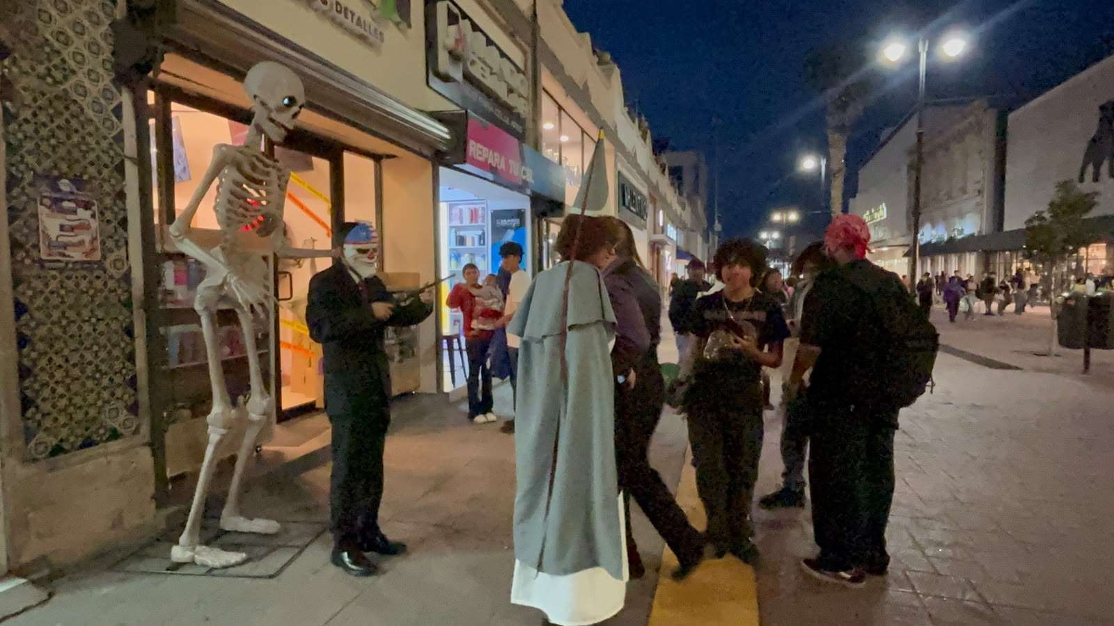 Lucen negocios del centro mercancía de Halloween