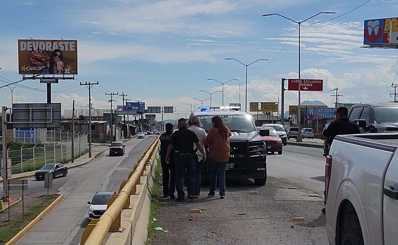 Auxilian policías municipales a mujer en crisis