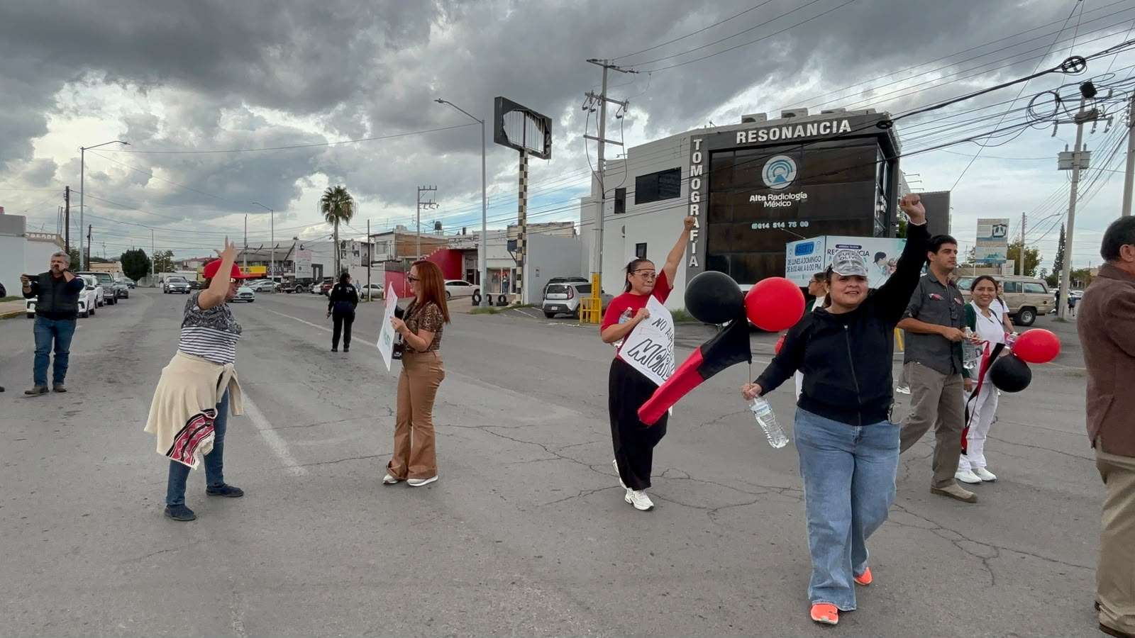 Bloquean trabajadores del Imss cantera y avenida San Felipe