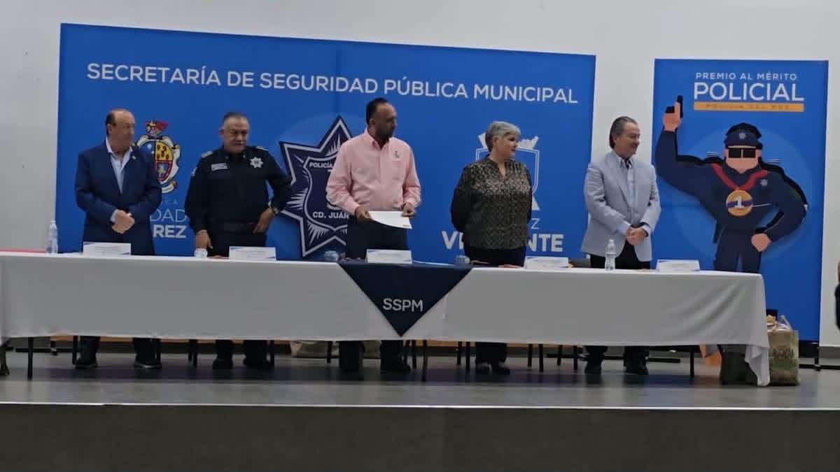 Reconocen a 122 policías municipales por desempeño y años de servicio