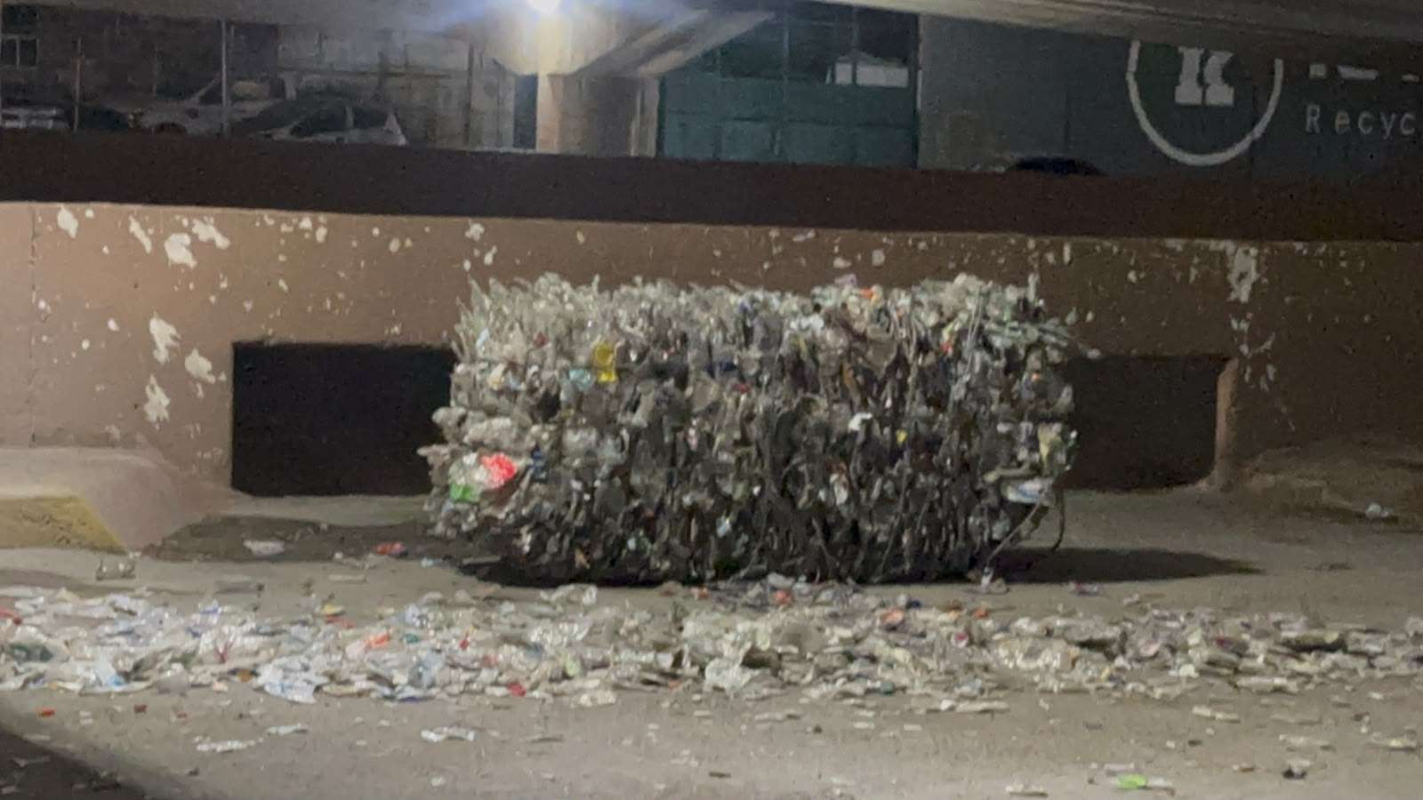 Tira carga tráiler y se da la fuga y genera caos