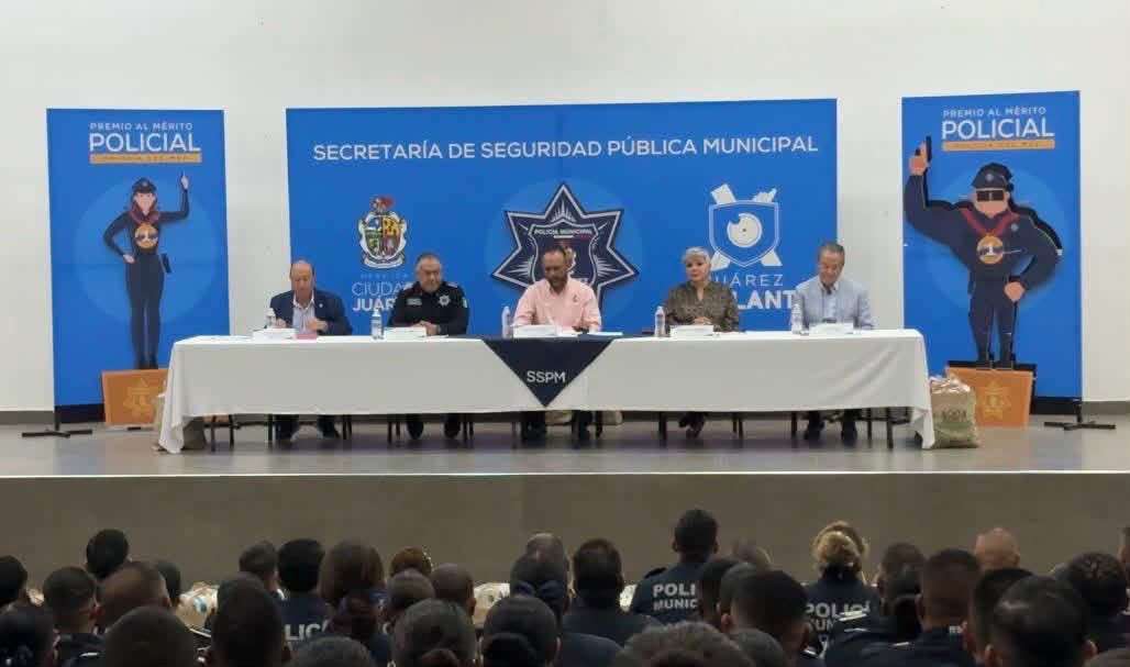 Reconocen a 122 policías municipales por desempeño y años de servicio
