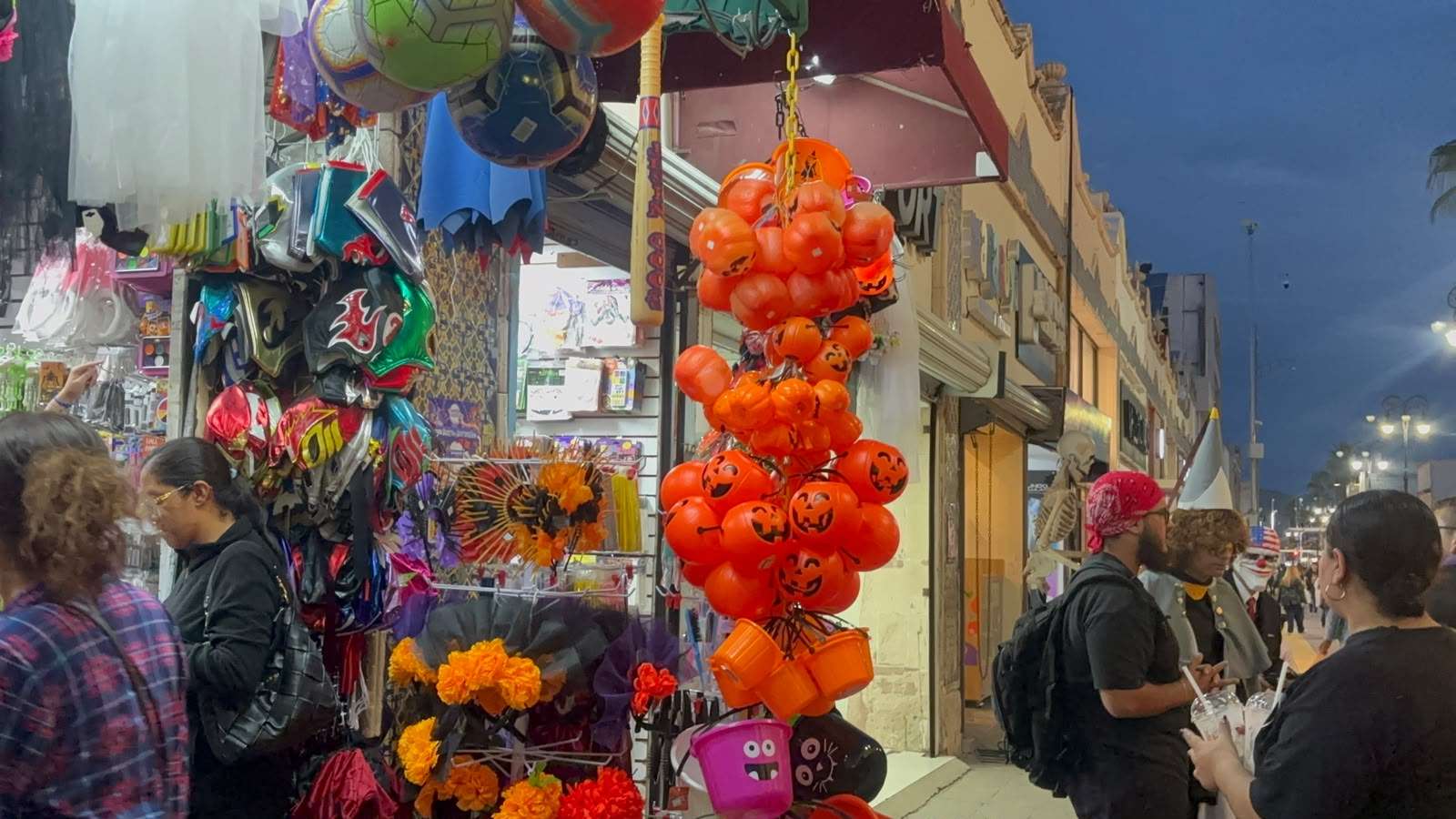 Lucen negocios del centro mercancía de Halloween