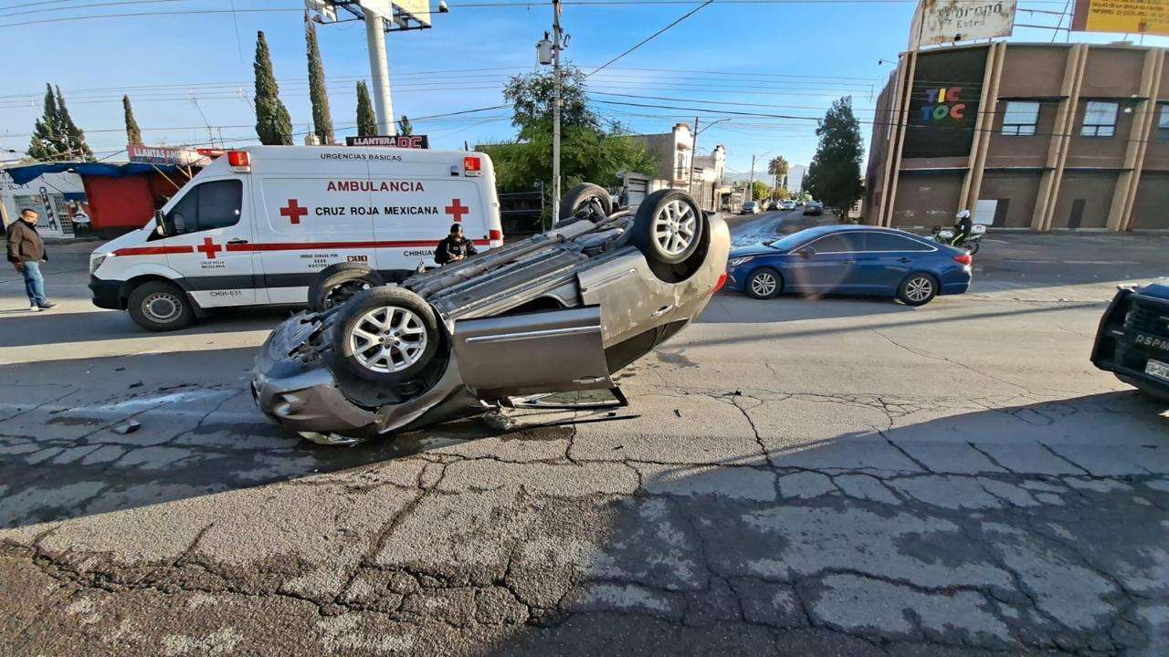 Termina llantas arriba tras fuerte choque 