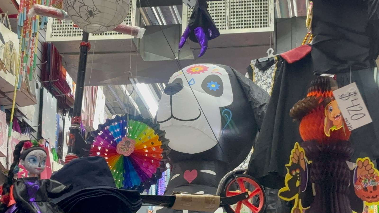 Lucen negocios del centro mercancía de Halloween