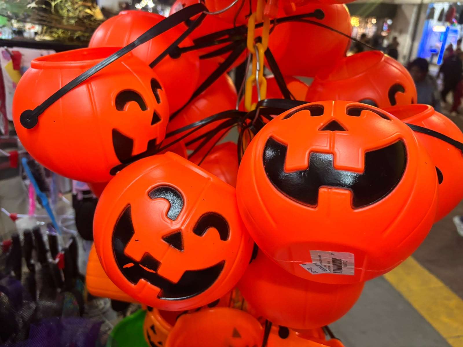 Lucen negocios del centro mercancía de Halloween