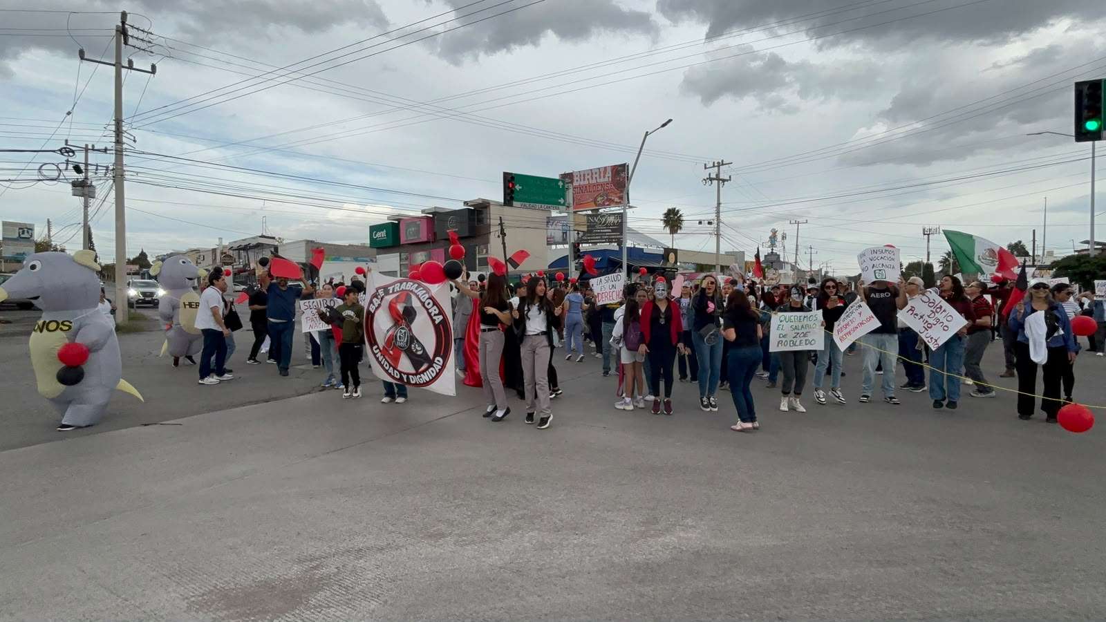 Bloquean trabajadores del Imss cantera y avenida San Felipe