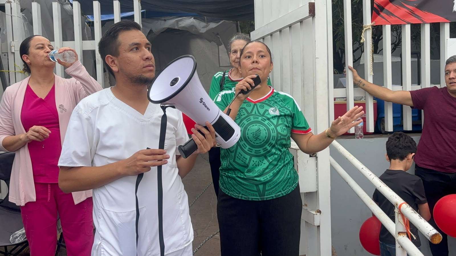 Se encadena en las instalaciones del sindicato del Imss