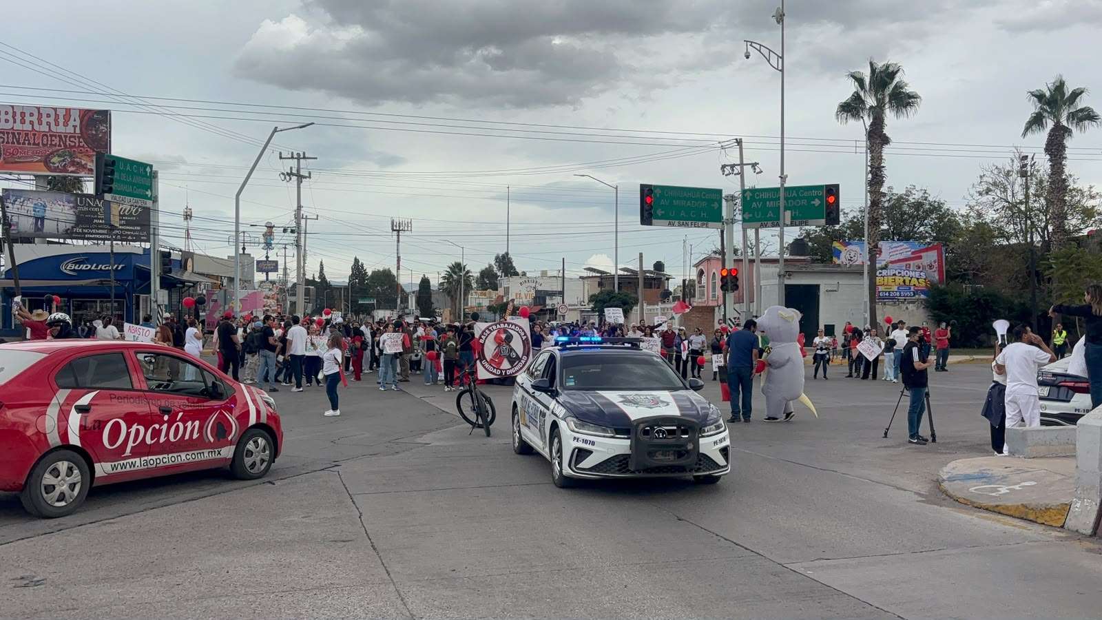 Bloquean trabajadores del Imss cantera y avenida San Felipe