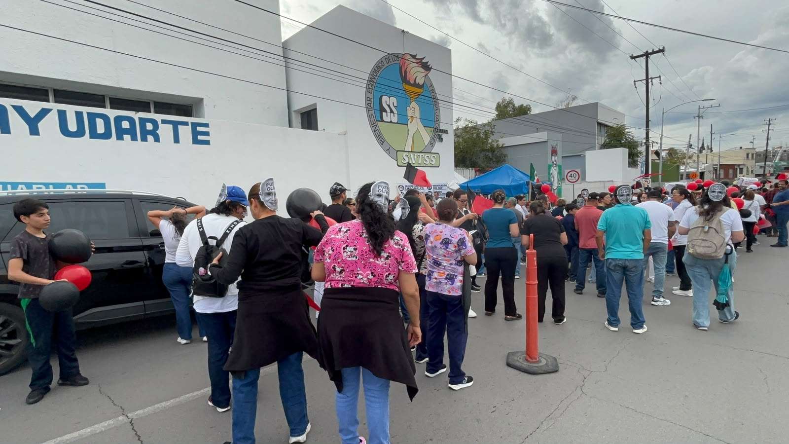 Bloquean sindicatos unidos dos carriles de la Independencia 