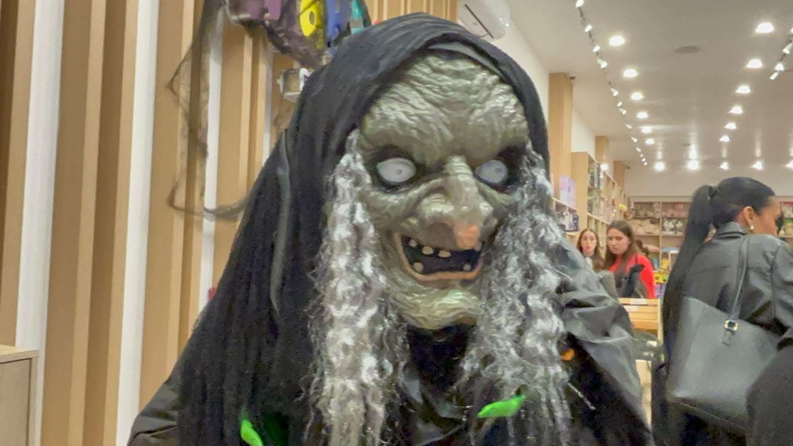 Lucen negocios del centro mercancía de Halloween